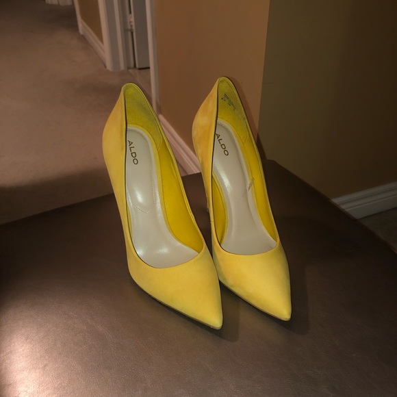 Yellow stiletto heels - Picture 2 of 2